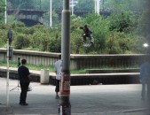 Andrej kick-flip na Vltavský z mega dropu